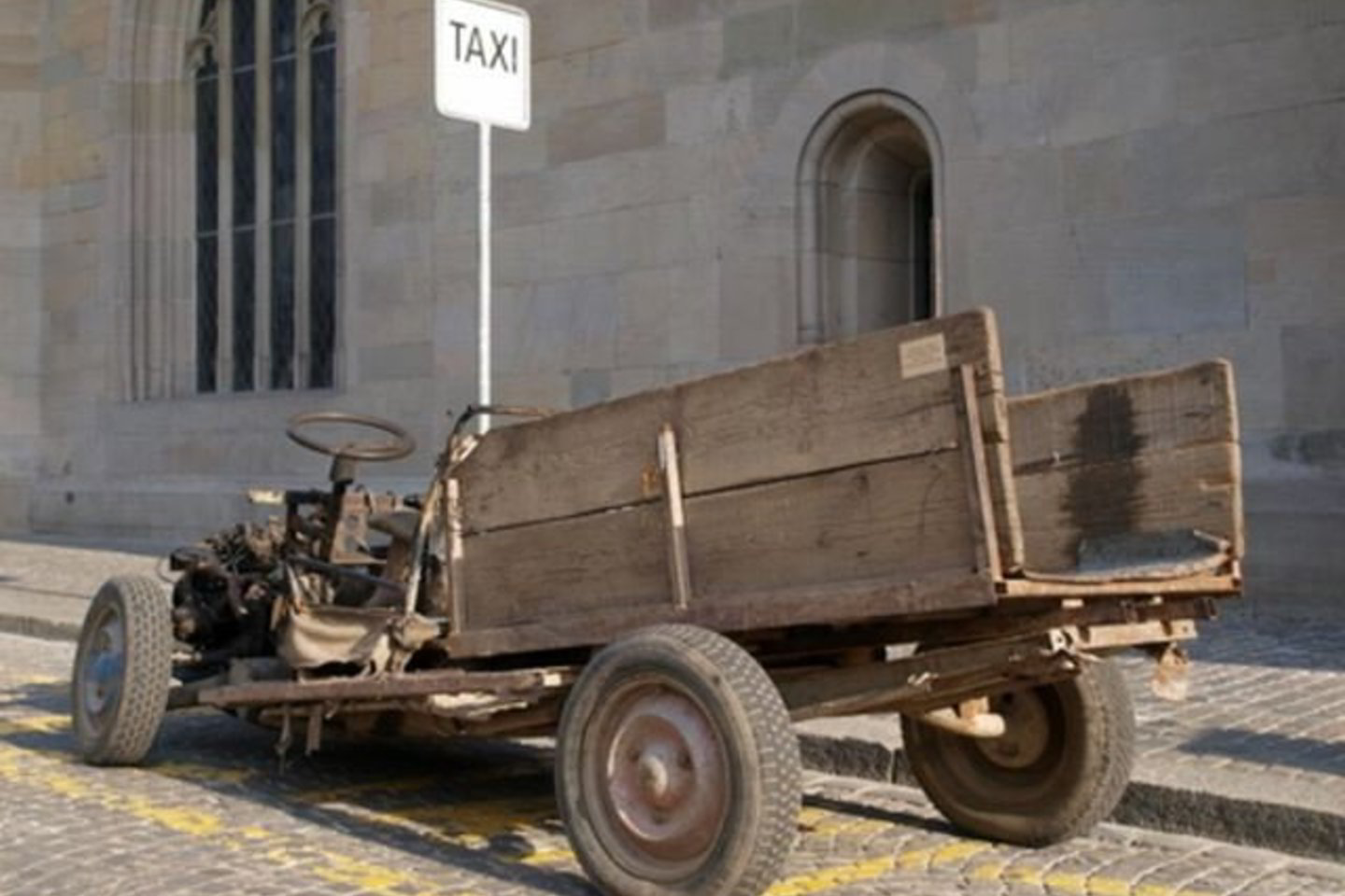 Ištuštėjusiose Ciuricho taksi stovėjimo vietose atsiranda ir tokios transporto priemonės.