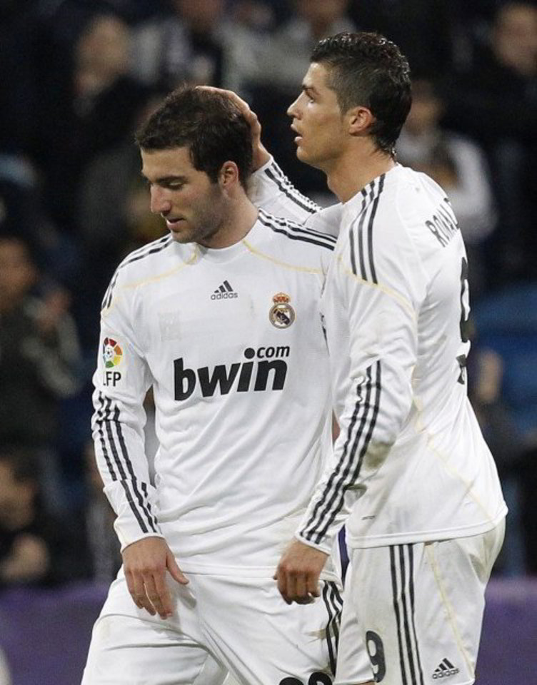 "Real" komandai įvarčius pelnė G.Higuainas (kairėje) ir C.Ronaldo.