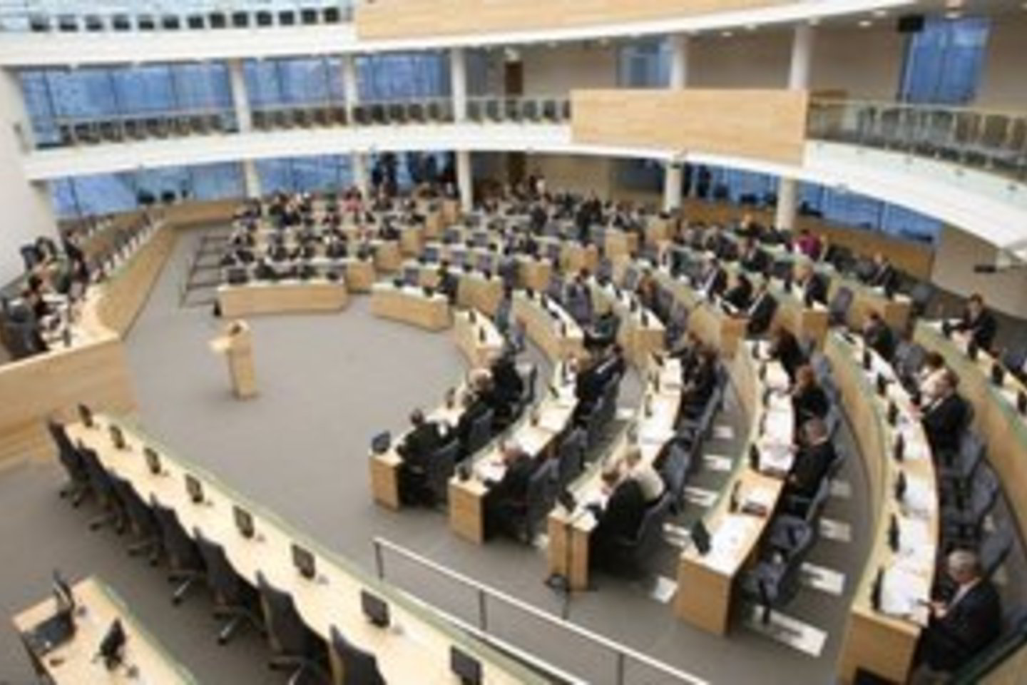 Už balsavo 64 Seimo nariai, prieš - trys, o susilaikė 39 parlamentarai.
