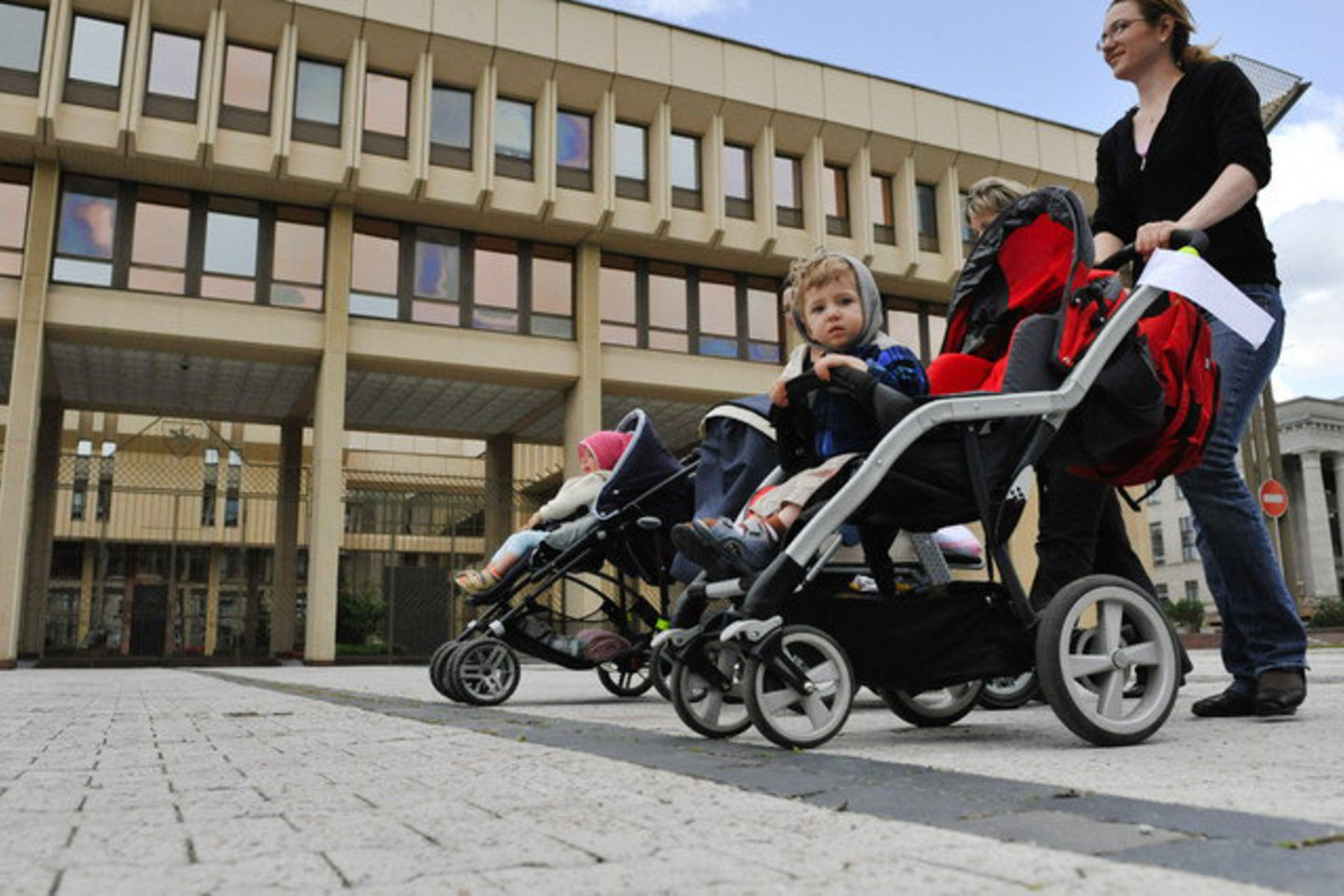 Seimo liberalai pasisako už leidimą tėvams dirbti antraisiais motinystės atostogų metais.