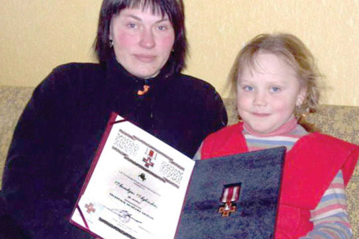 V.Aglinskienė dabar su dukromis Kamile (nuotr.) ir Viktorija gali tik pasidžiaugti jų tėčiui skirtu pomirtiniu apdovanojimu, kurį jos gavo Vilniuje tiesiai iš prezidentės rankų.