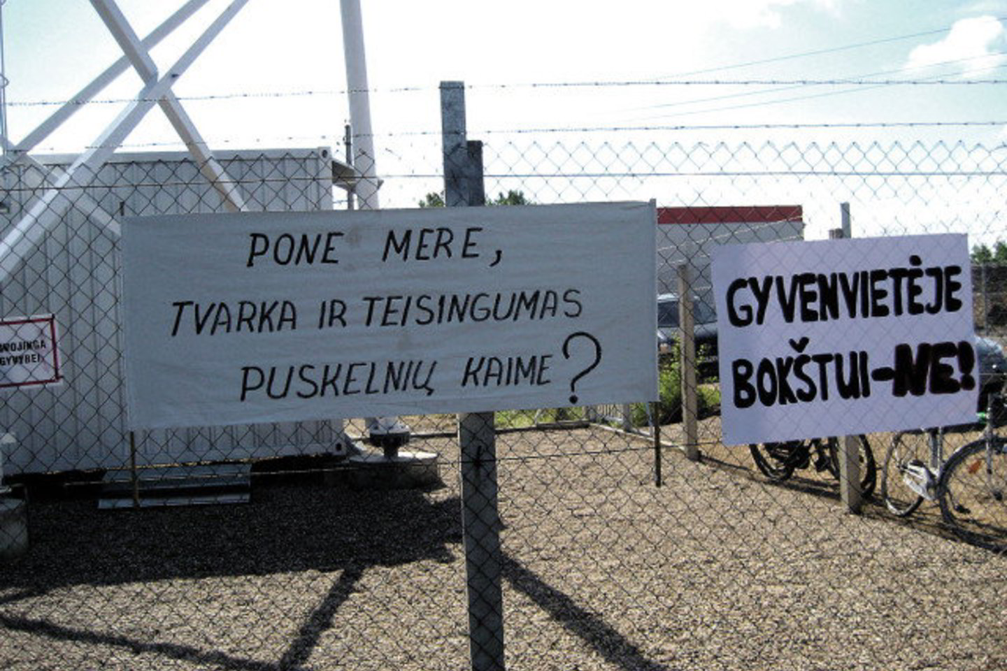 Bendruomenės protesto akcijos metu bokšto prieigose buvo iškabinti tokie plakatai.