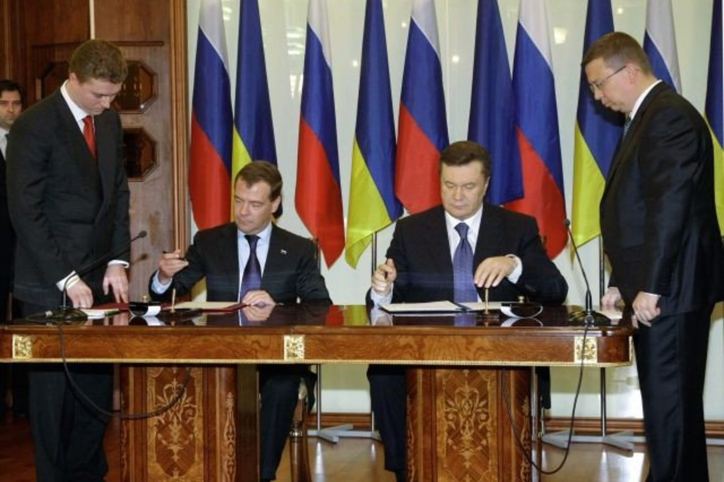 Dokumentai pasirašyti po Charkove įvykusio Rusijos ir Ukrainos prezidentų Dmitrijaus Medvedevo ir Viktoro Janukovyčiaus susitikimo.