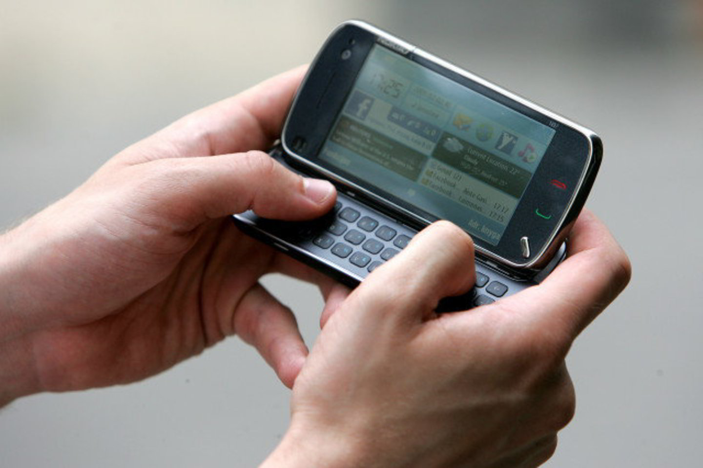 Tekstiniai pranešimai tapo tokie svarbūs paauglių gyvenime, kad 87 proc. besinaudojančiųjų jais sakė, jog net miega pasidėję šalia savęs telefoną.