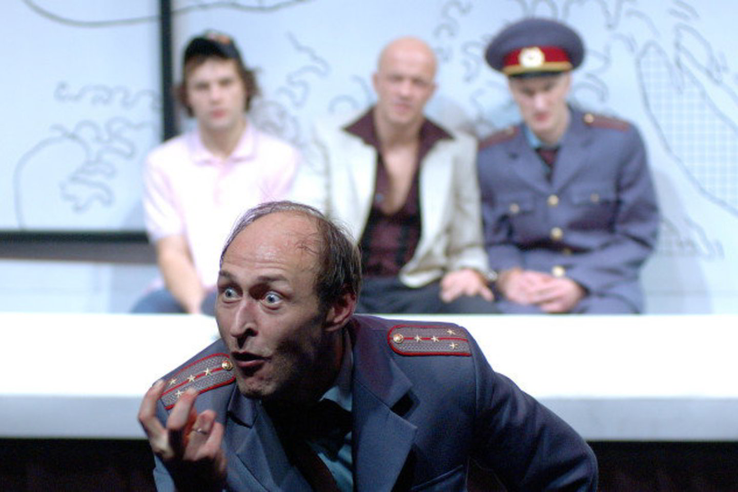 Už antraplanį vaidmenį O.Koršunovo spektaklyje „Vaidinat auką“ V.Martinaitis 2006 metais įvertintas Auksiniu scenos kryžiumi.