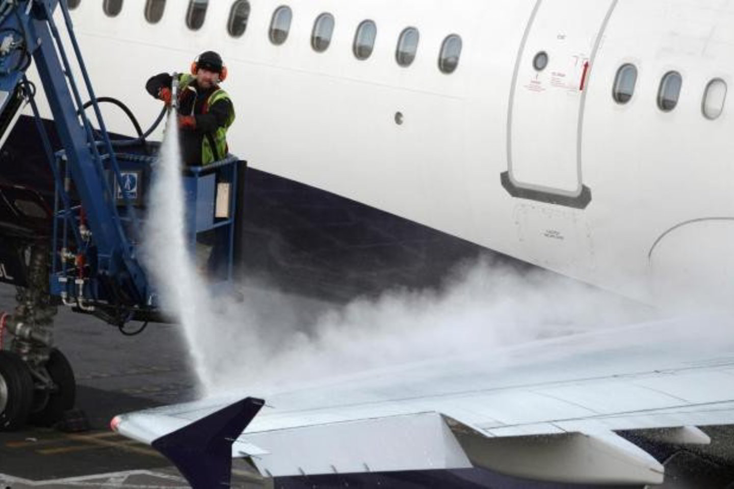 Ekspertai ir lėktuvų gamintojai priėjo prie išvados, kad, jei vulkaninių pelenų koncentracija nėra didelė, žalos lėktuvų varikliams nepadaroma.