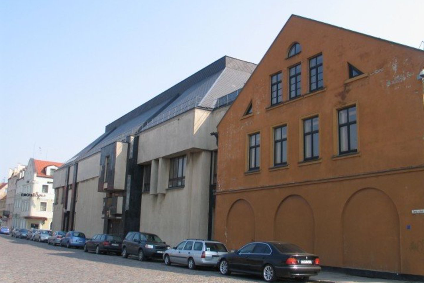 Teatre jau dirba statybininkai – išmontuotos didžiosios ir mažosios salių scenos, neliko žiūrovų kėdžių.