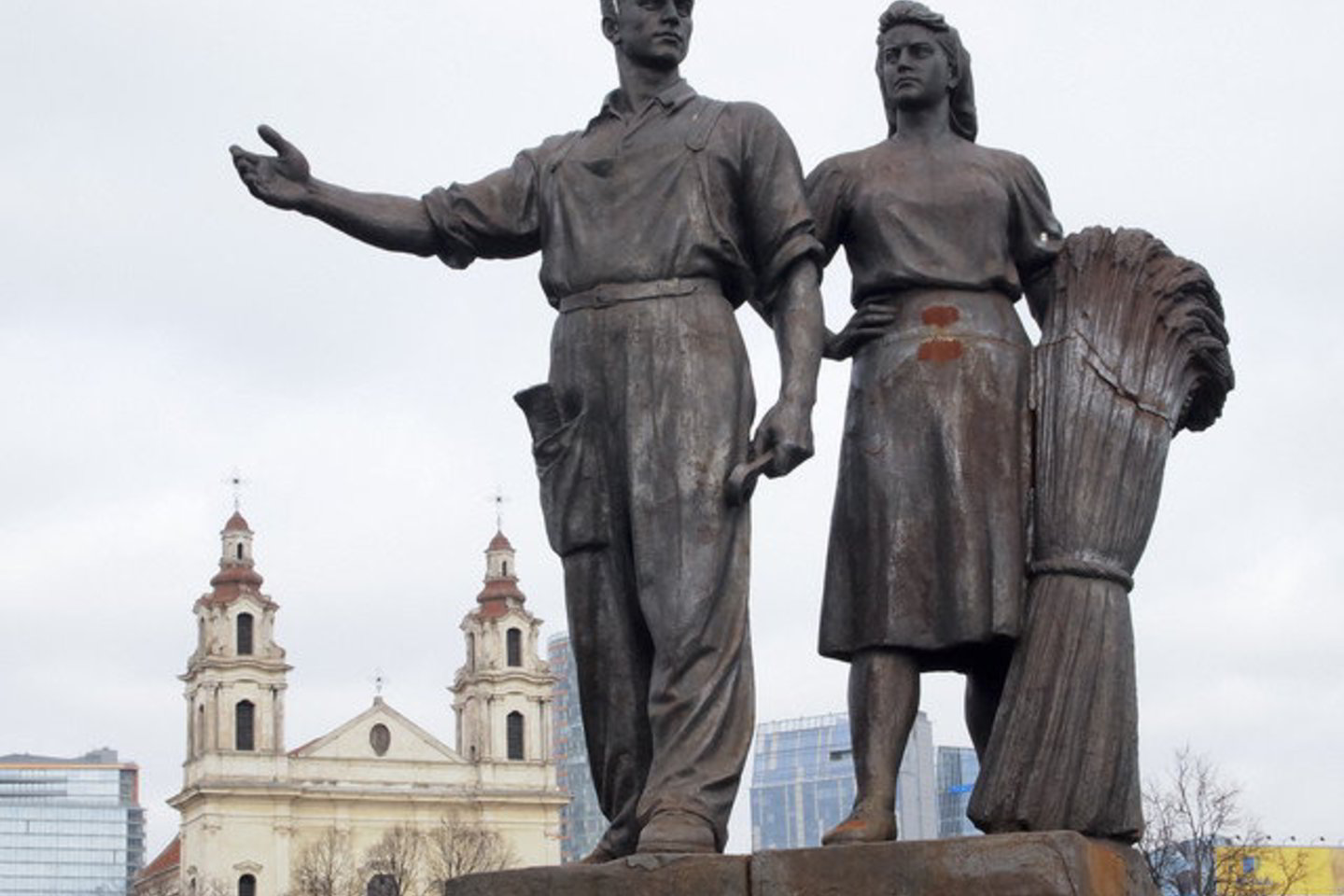 Pareiškime taip pat stebimasi ketinimais Vilniaus miesto Žaliojo tilto sovietines skulptūras restauruoti už Maskvos pinigus.
