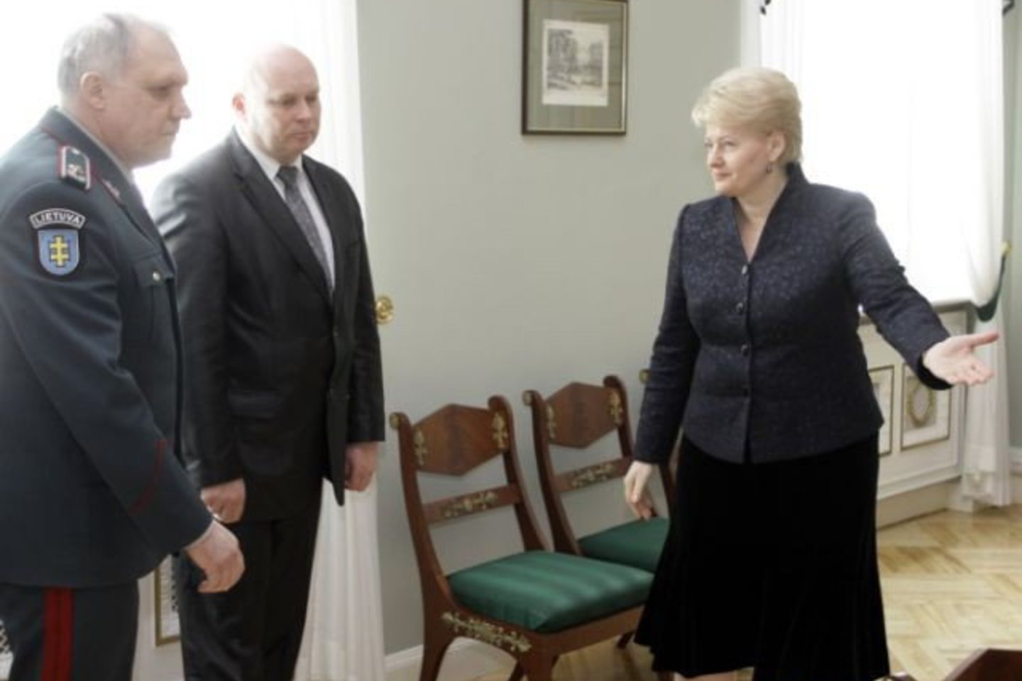 Prezidentė paragino kuo viešiau, atviriau ir profesionaliau tirti šias bylas ir pateikti visuomenei kuo išsamesnius atsakymus.