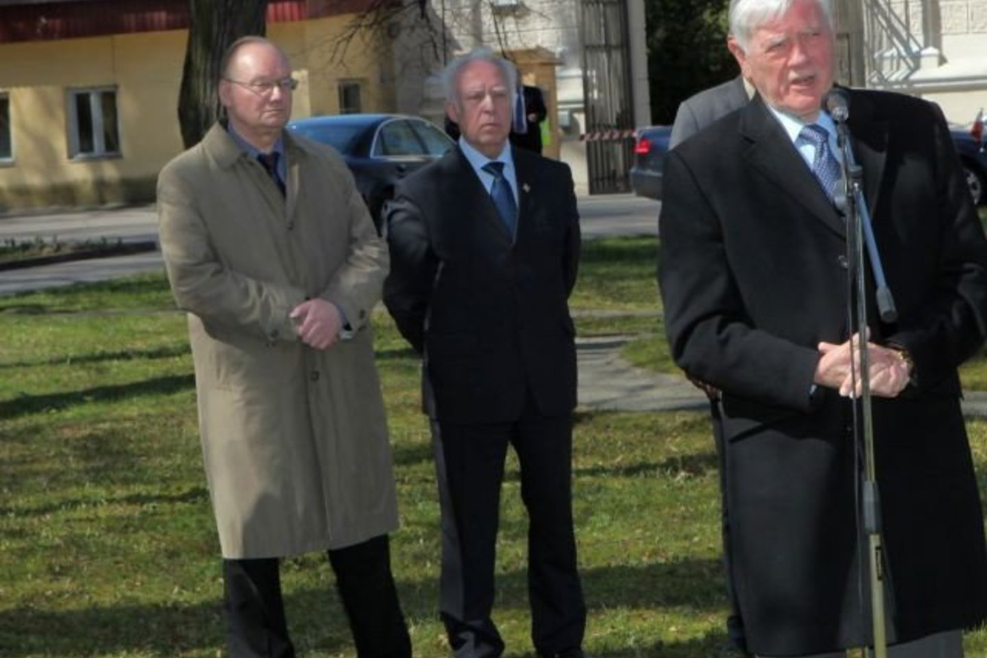 Pirmadienio vidurdienį Sapiegos ligoninės parke surengta pagerbimo ceremonija ir atminimo medžių sodinimas lėktuvo katastrofoje prie Smolensko žuvusiam Lenkijos prezidentui atminti.