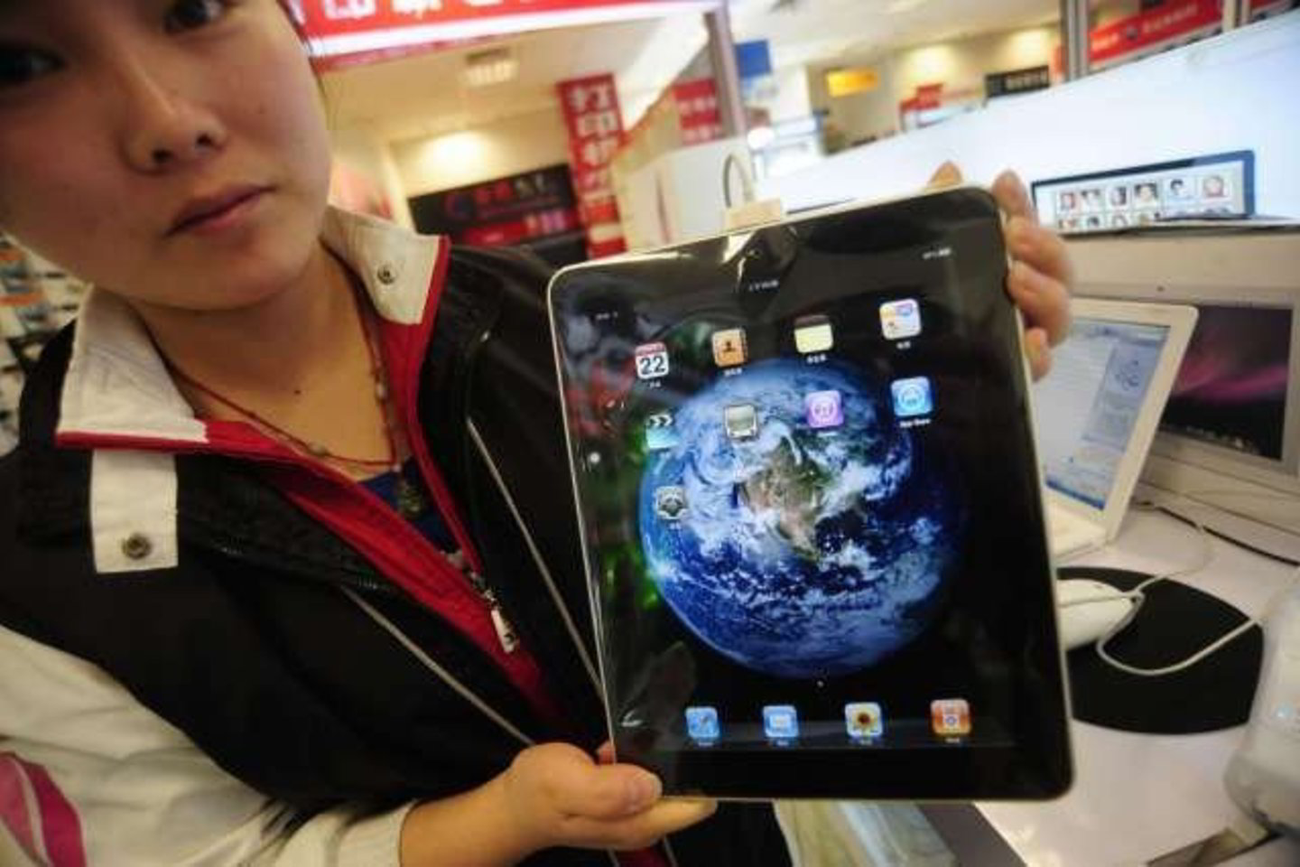 Paminėtina, kad per savaitę nuo balandžio 3 dienos „Apple“ Jungtinėse Valstijose pardavė daugiau nei 500 tūkst. „iPad“ planšetinių kompiuterių.