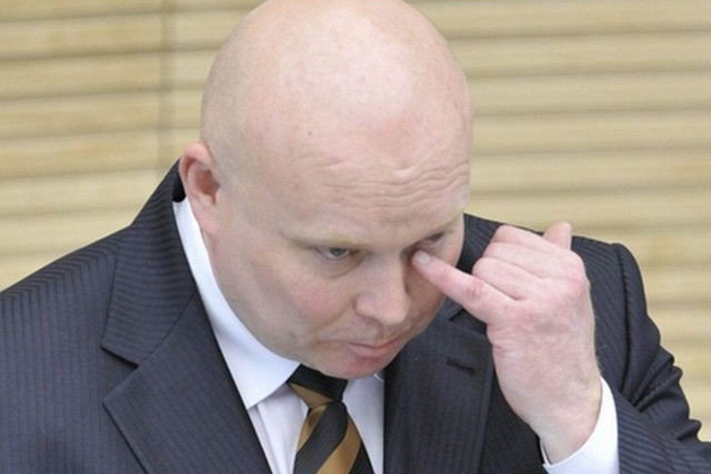 Laikinai generalinio prokuroro pareigas einantis R.Petrauskas Seime rodo pirštu į tą vietą, kurioje D.Kedys turėjo įbrėžimų.