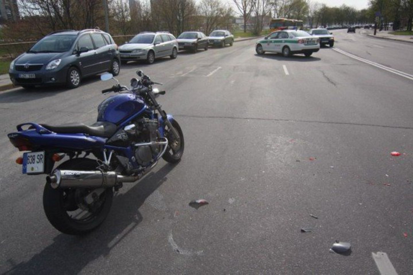 Po susidūrimo kartu su motociklu parkritęs jaunuolis sugebėjo savo jėgomis pakilti nuo žemės.