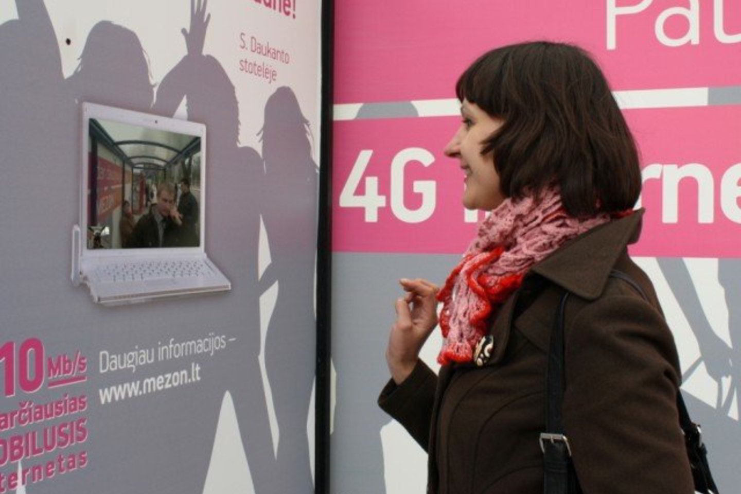 Nuo balandžio 28 iki gegužės 11 dienos Vilniaus ir Kauno visuomeninio transporto stotelėse bus demonstruojamos MEZON interneto galimybės mobiliuoju ryšiu transliuojant vaizdą ir garsą – stotelėse įrengtuose ekranuose vilniečiai ir kauniečiai galės matyti ir girdėti vienas kitą realiu laiku.