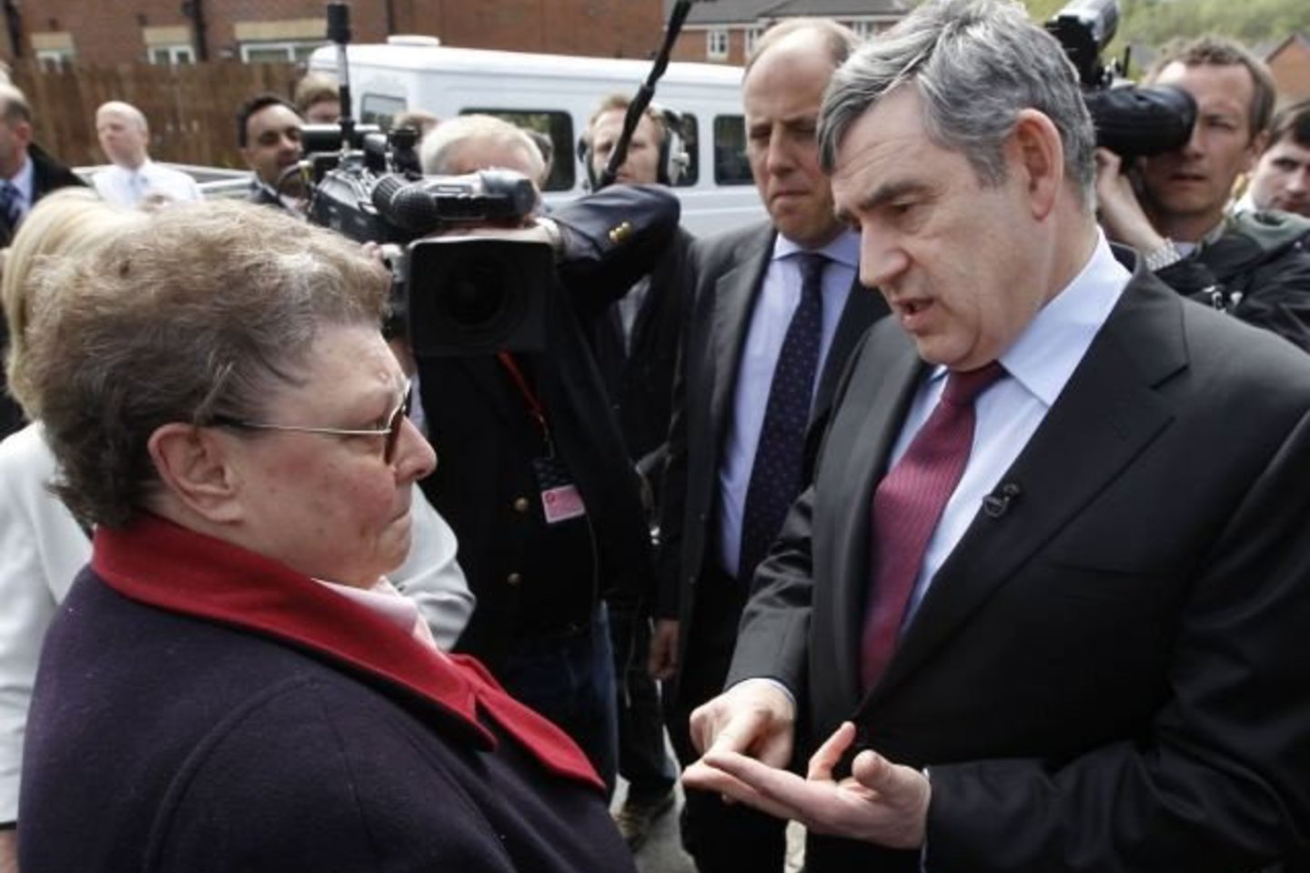 Kilęs didelis pasipiktinimas dėl trečiadienį įvykusio incidento, kai premjeras išvadino kietakakte 66 metų Gillian Duffy, gali tapti skaudžiu smūgiu G.Brownui ir jo Leiboristų partijai.