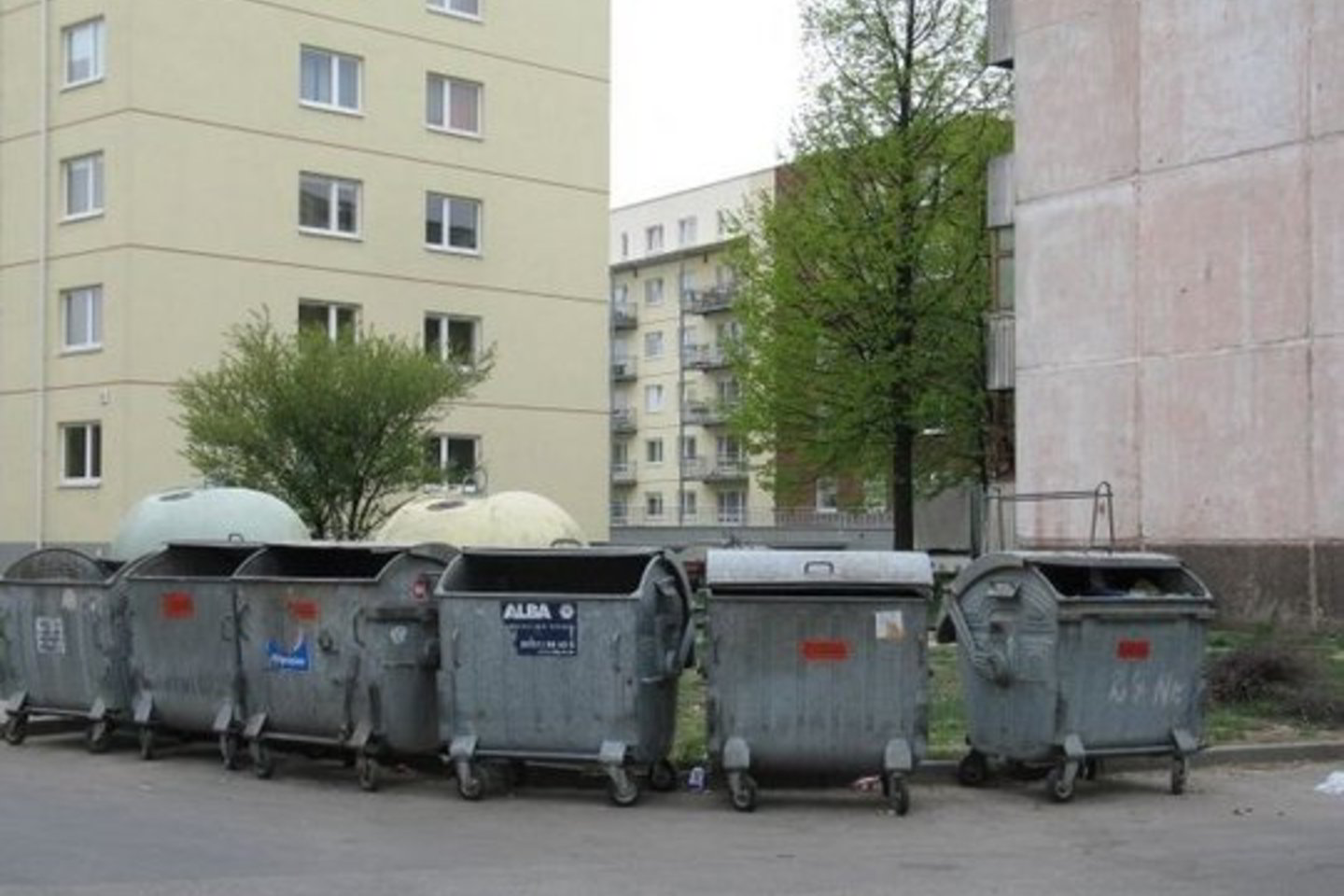 Dviejų naujagimių lavonėliai rasti Sausio 15-osios gatvėje, šalia gyvenamųjų namų stovinčiuose šiukšlių konteineriuose.