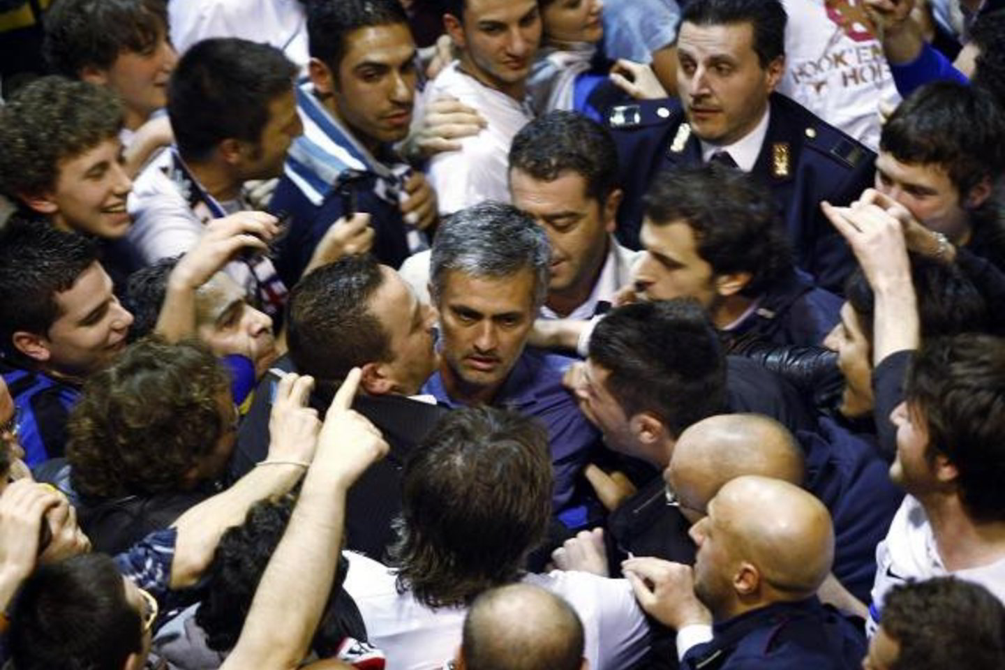 Milane J.Mourinho pasitiko aistruolių jūra. Jie nori, kad didvyris liktų.