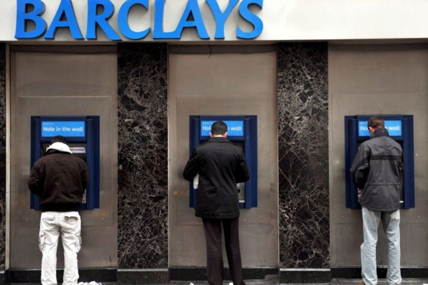 Didžiosios Britanijos banko „Barclays“ akcijos penktadienį atpigo 5,4 proc.