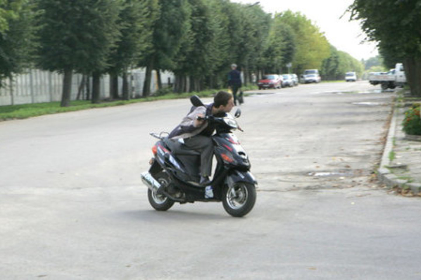 Pakaunėje motorolerio vairuotojas sužalojo nepilnametį ir paspruko.