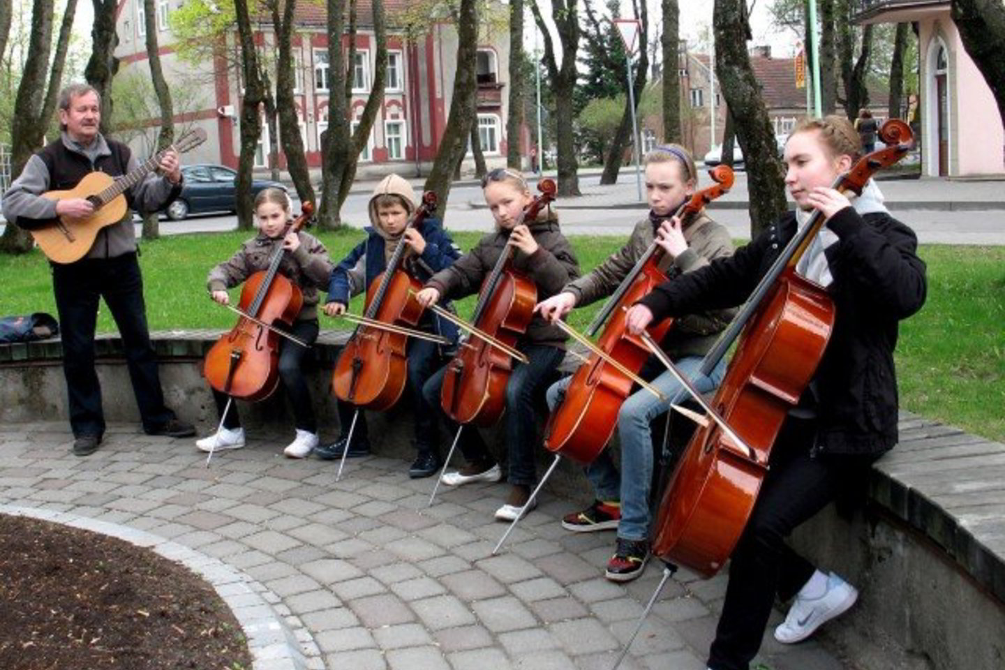 Tradiciškai iš ryto šilutiškiai eina į gatves pasiklausyti muzikuojančių kraštiečių.