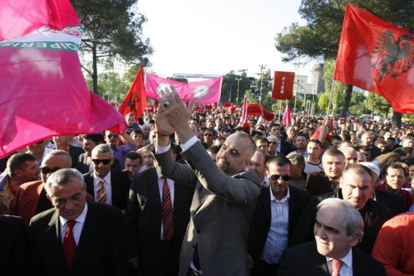 140 vietų Albanijos parlamente vyriausybę remia 75 deputatų koalicija.