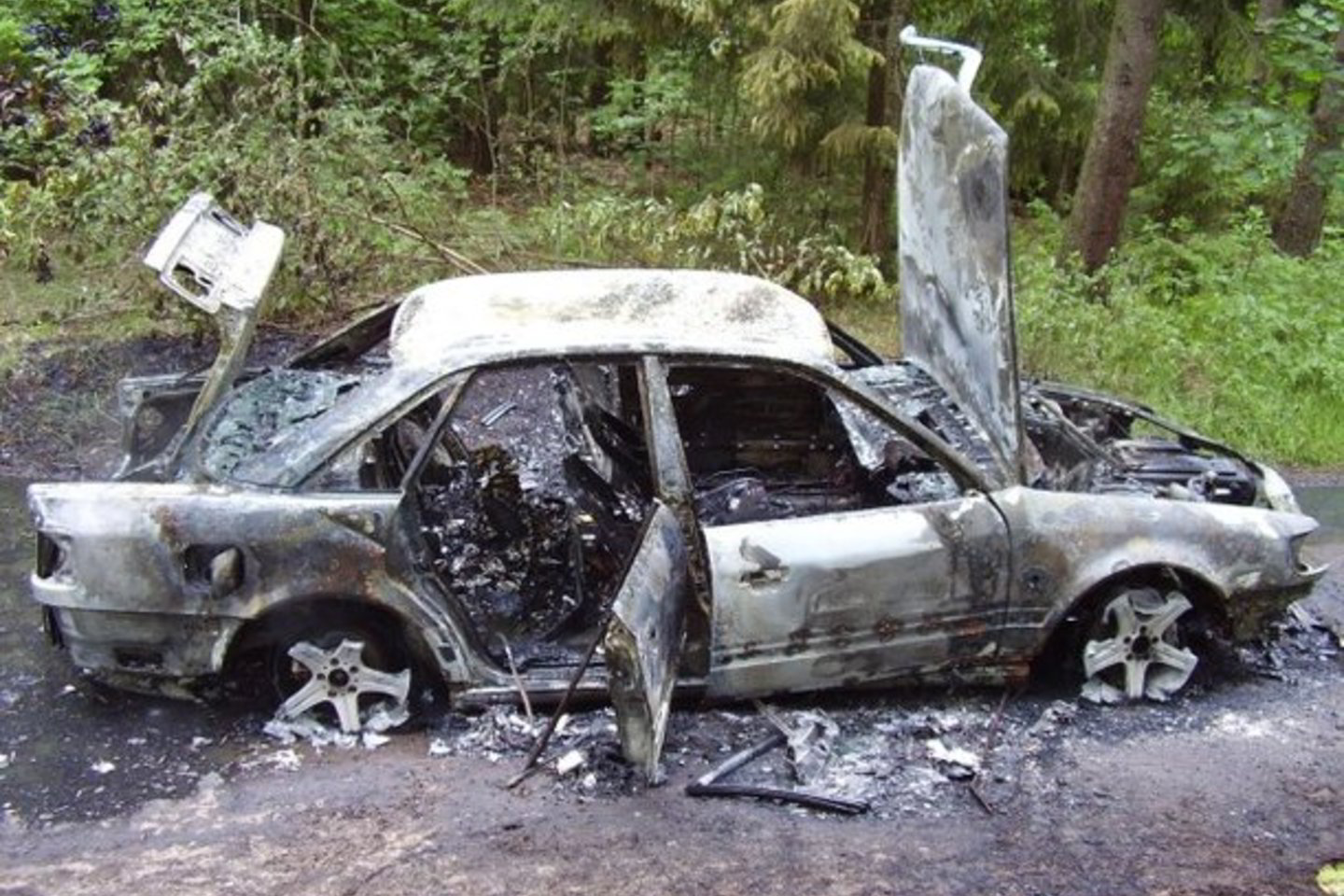 Kiek vėliau atvyko Lukšių ugniagesiai, tačiau automobilis ir jame buvęs cigarečių „Jin Ling“ krovinys jau buvo sudegę.