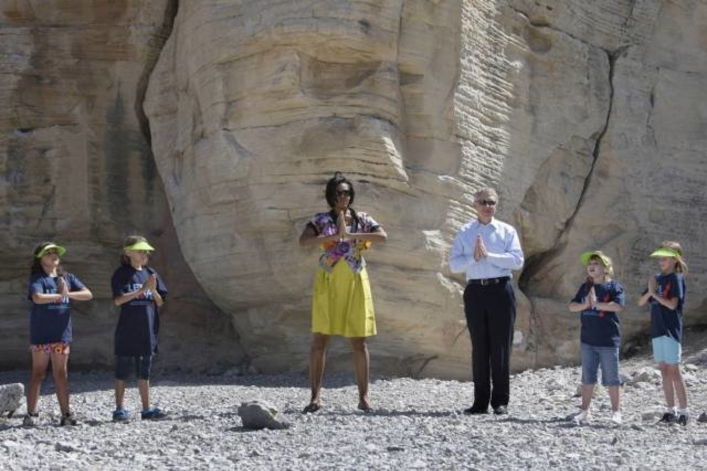 M.Obama vaikams parodė keletą fizinio lavinimo pratimų.