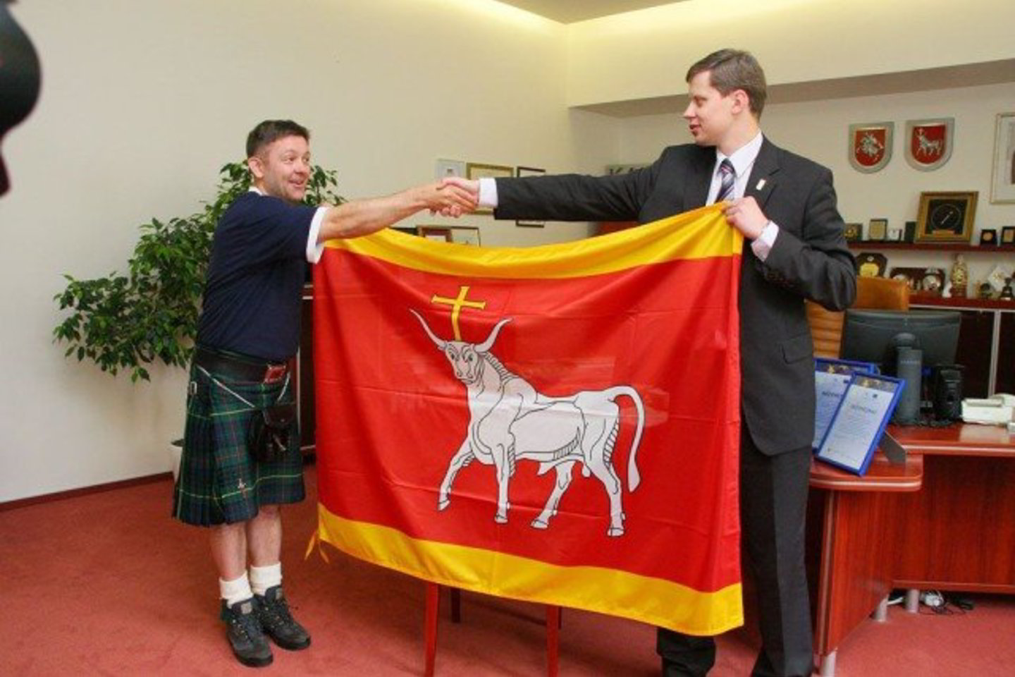A.Kupčinskas (dešinėje) škotų aistruoliams įteikė Kauno vėliavą.