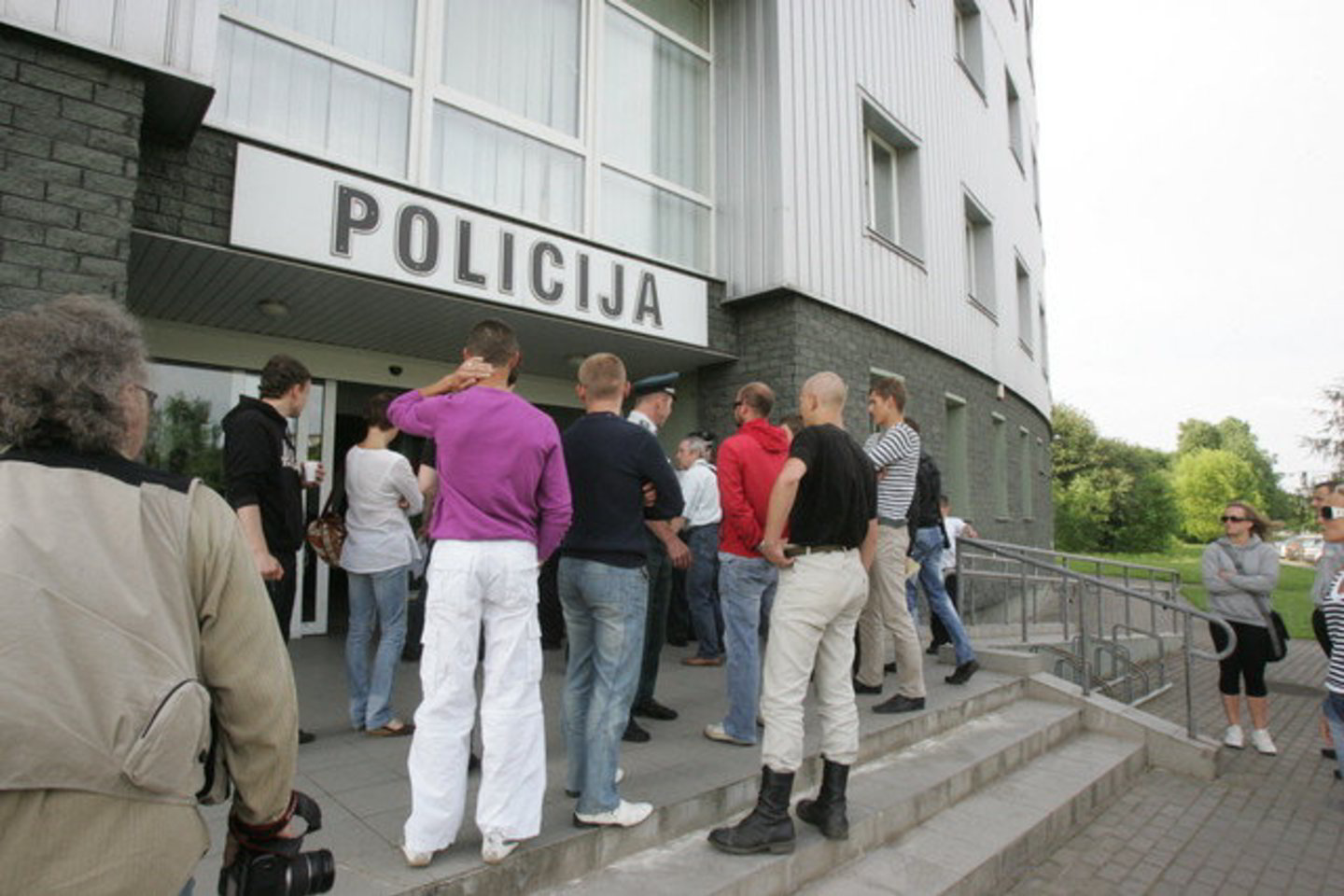 Būrys žmonių D.Kedžio ir L.Stankūnaitės dukrą lydi į susitikimus su motina.