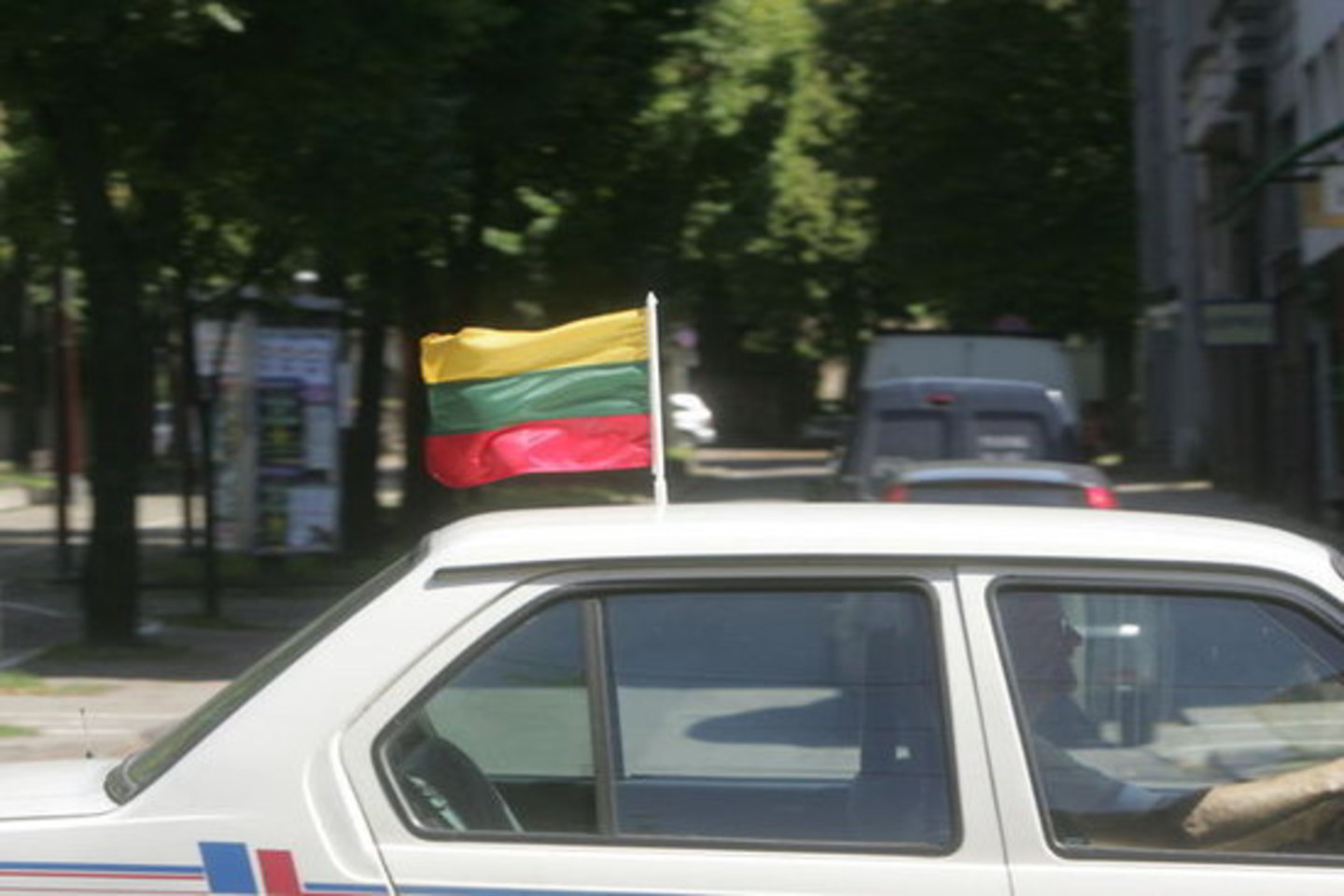Lietuvos teniso sąjunga išsiuntė Airijos lietuvių bendruomenei siuntinį su automobilinėmis vėliavėlėmis.