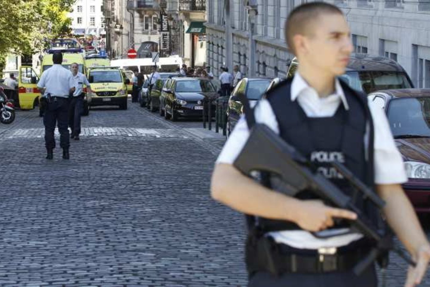 Teismo pastatą iškart apsupo policija.