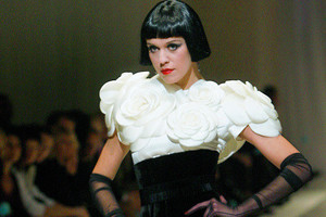 Kaip mūvėti kelnes aukštu liemeniu?