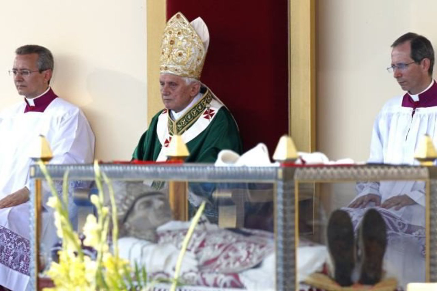 Popiežius Benediktas XVI pagerbė savo viduramžių pirmtaką, kuris atsistatydino.