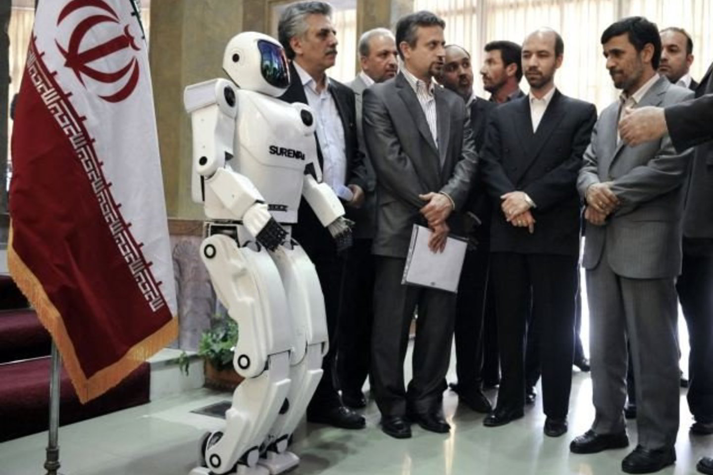 Iranas pademonstravo savo sukurtą žmogaus pavidalo robotą.