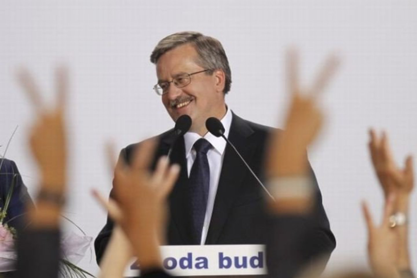 B.Komorowskis yra D.Tusko valdančiosios Pilietinės platformos (PO) narys, tad vyriausybei nebereikia jaudintis dėl galimų prezidento sprendimų vetuoti jos įstatymų projektus.