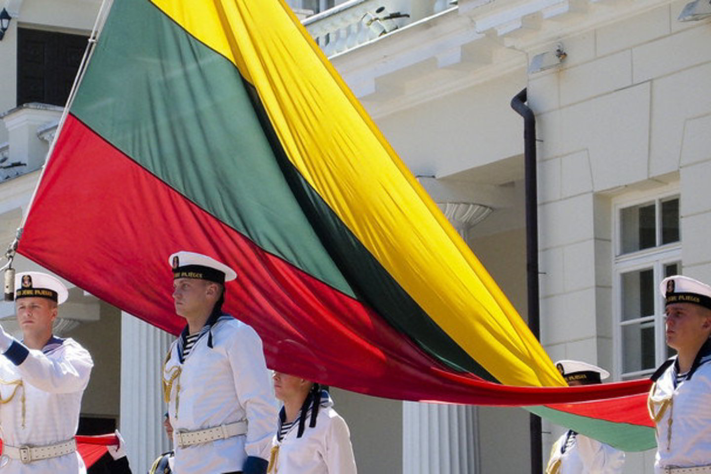 Vėliavų pakėlimo ceremoniją atliks Lietuvos kariuomenės Garbės sargybos kuopos kariai, reprezentuojantys Lietuvos kariuomenės Sausumos, Karinės oro ir jūrų pajėgas.
