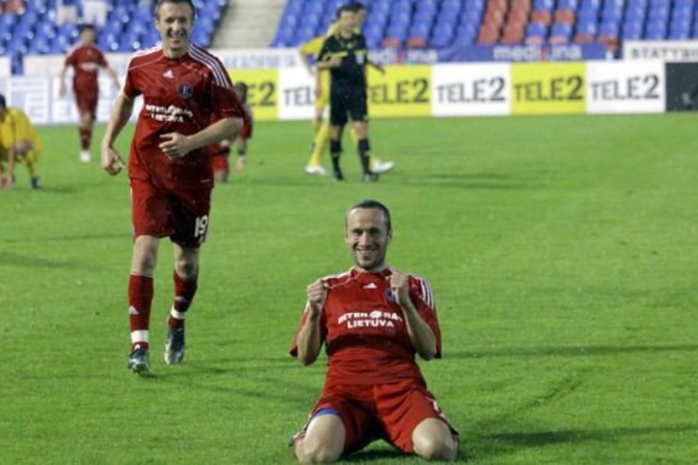 „Ekrano“ ir Lietuvos rinktinės žaidėjas R.Radavičius džiaugiasi po įspūdingo įvarčio.