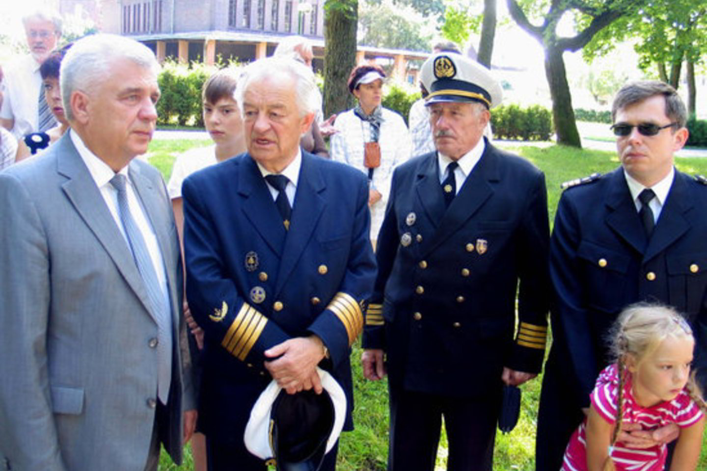 Per Jūros šventę tragišką motorlaivio „Linkuva“ įgulos žūtį toli nuo gimtojo uosto prisiminė ir Klaipėdos meras R.Taraškevičius (pirmas kairėje).