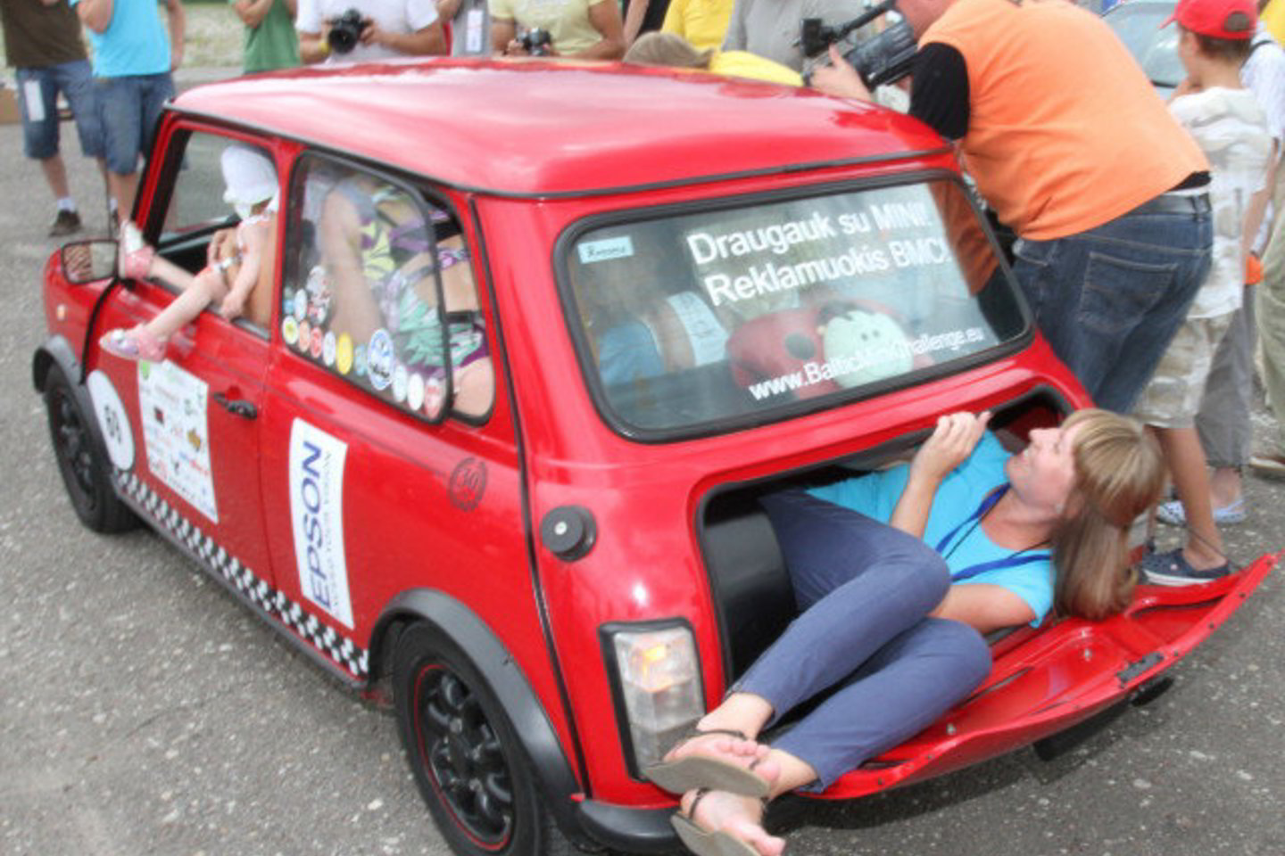 Į mini automobiliuko vidų sutilpo net penkiolika merginų, ir vienas kūdikis. Dar viena mergina susiraitė bagažinėje.