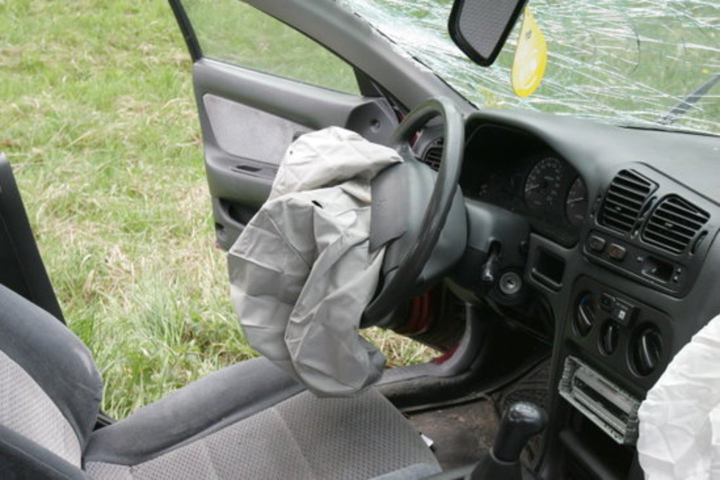 Autmobilis atsitrenkė į medį.