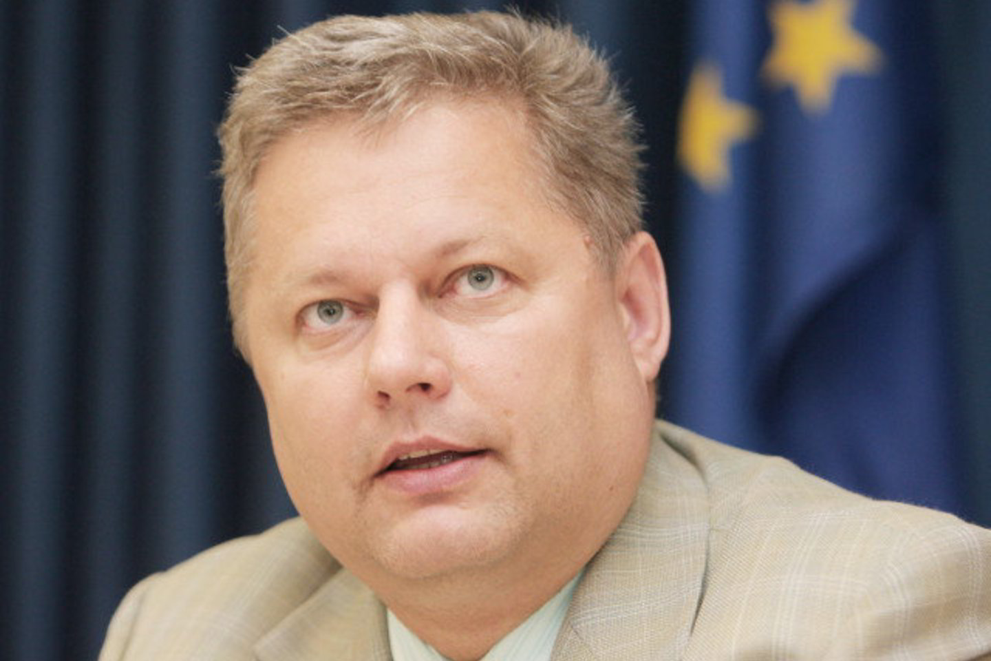 E.Ignatavičius patikslino, kad šiuo metu, sumažinus 23 etatus, konsulinėje tarnyboje dirba apie 250 darbuotojų.
