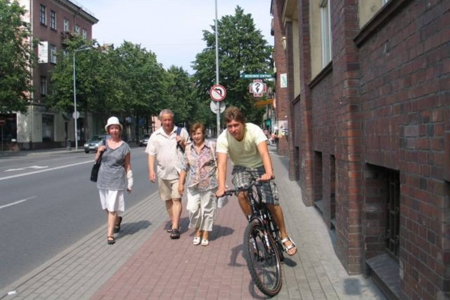 Herkaus Manto gatvės šaligatviuose pėstieji nenoriai užleidžia dviratininkams rausvomis trinkelėmis pažymėtą zoną.