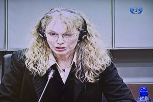 M.Farrow: „N.Campbell sakė, kad deimantus atsiuntė Ch.Tayloras“ (papildyta)