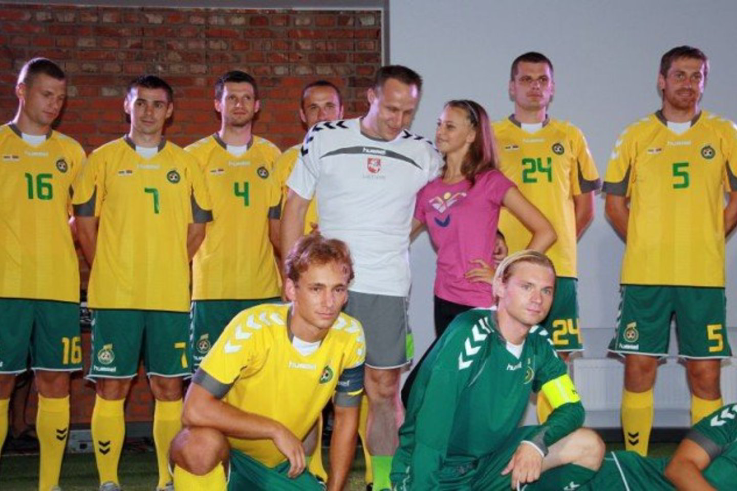 Lietuvos futbolininkai apsivilko naująją aprangą.