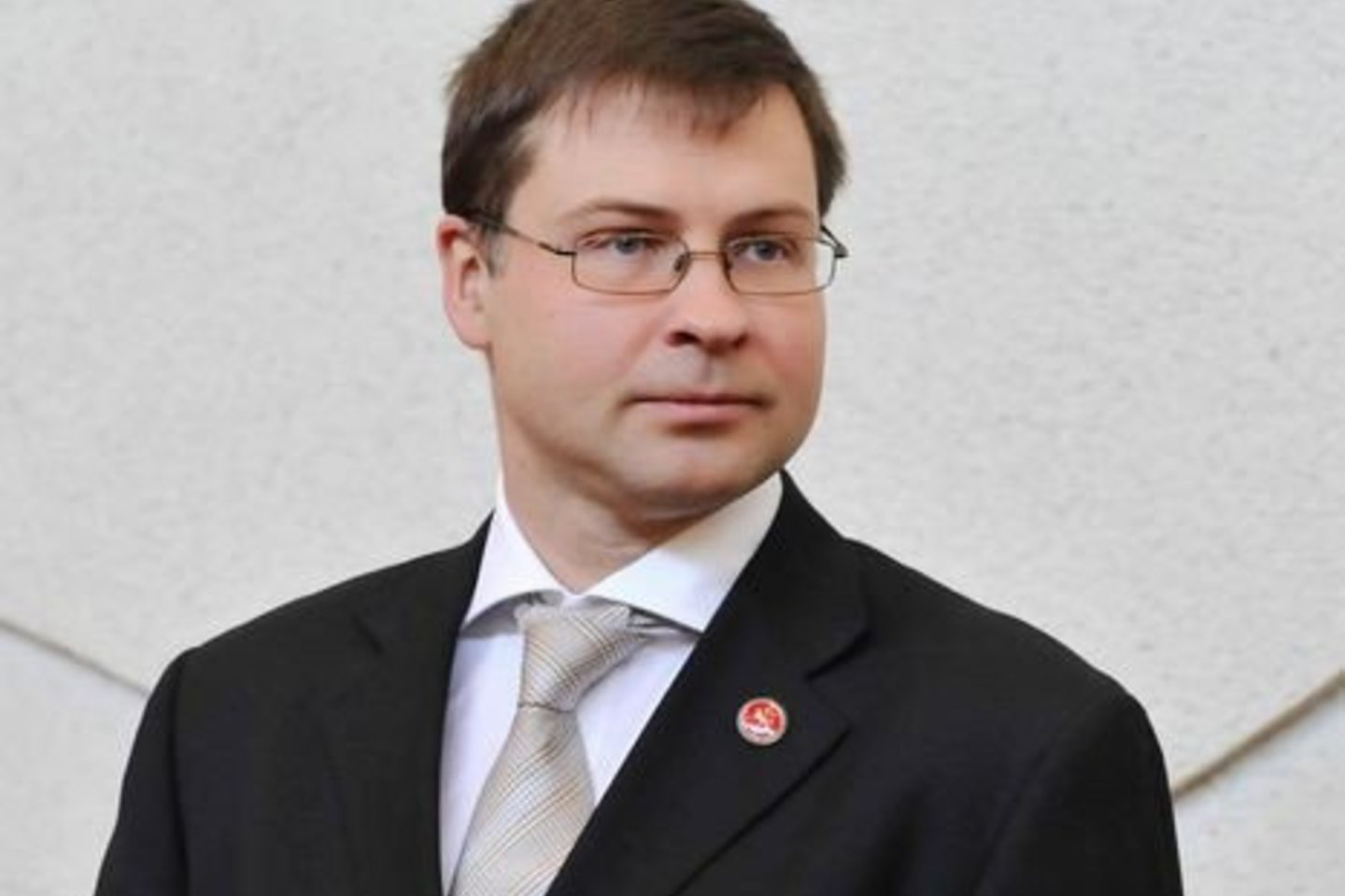 V.Dombrovskis pažymėjo, kad antrą metų ketvirtį iš eilės bendrasis vidaus produktas (BVP) auga.