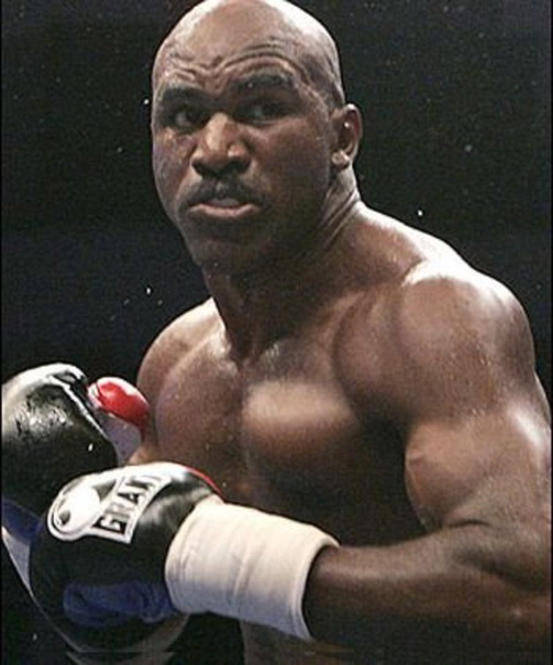 47-erių E.Holyfieldas nepalieka bokso ringo.