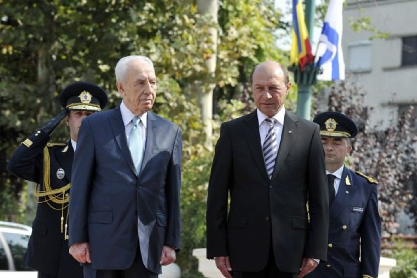 T.Basescu (d) ir Sh.Peresas.