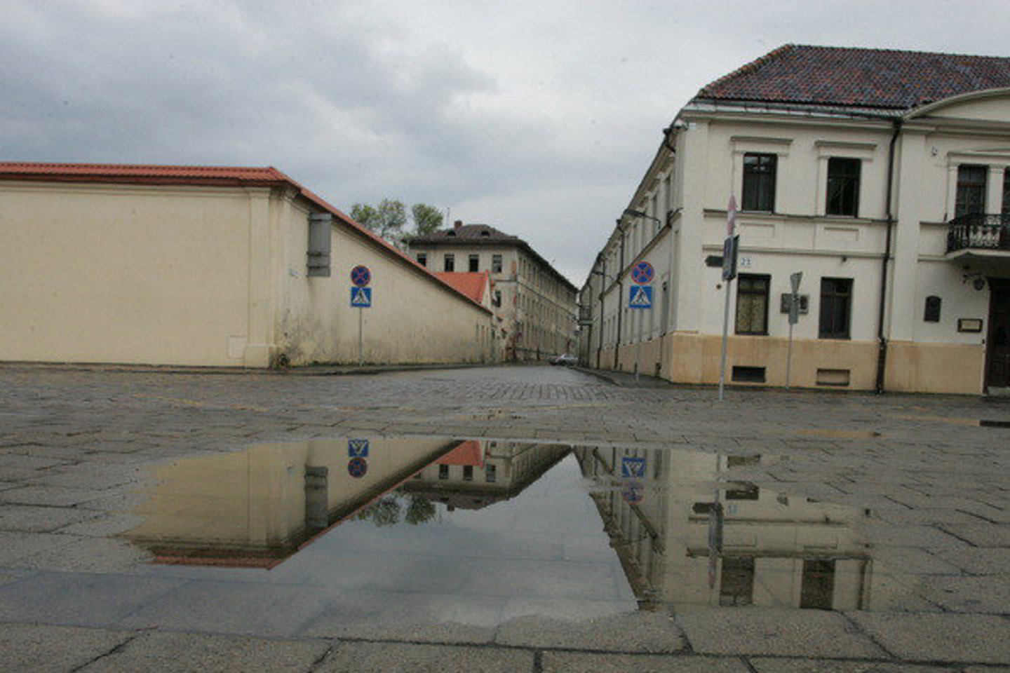 Visi buvusio žydų ligoninės pastato langai išdaužyti, vidus nuniokotas.