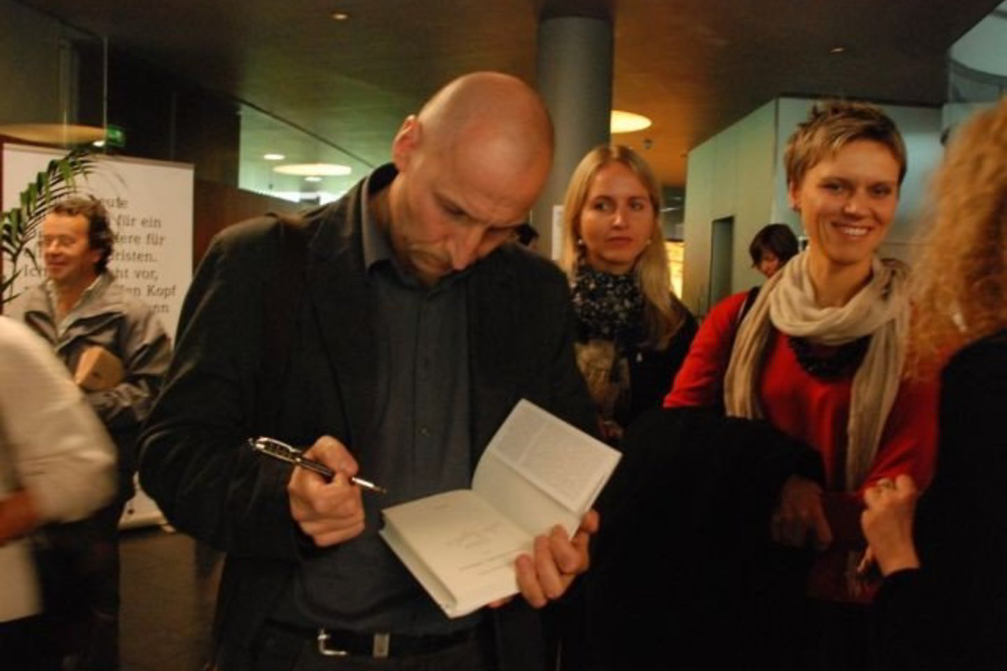 Sigitas Parulskis dalijo autografus savo gerbėjams Austrijoje.