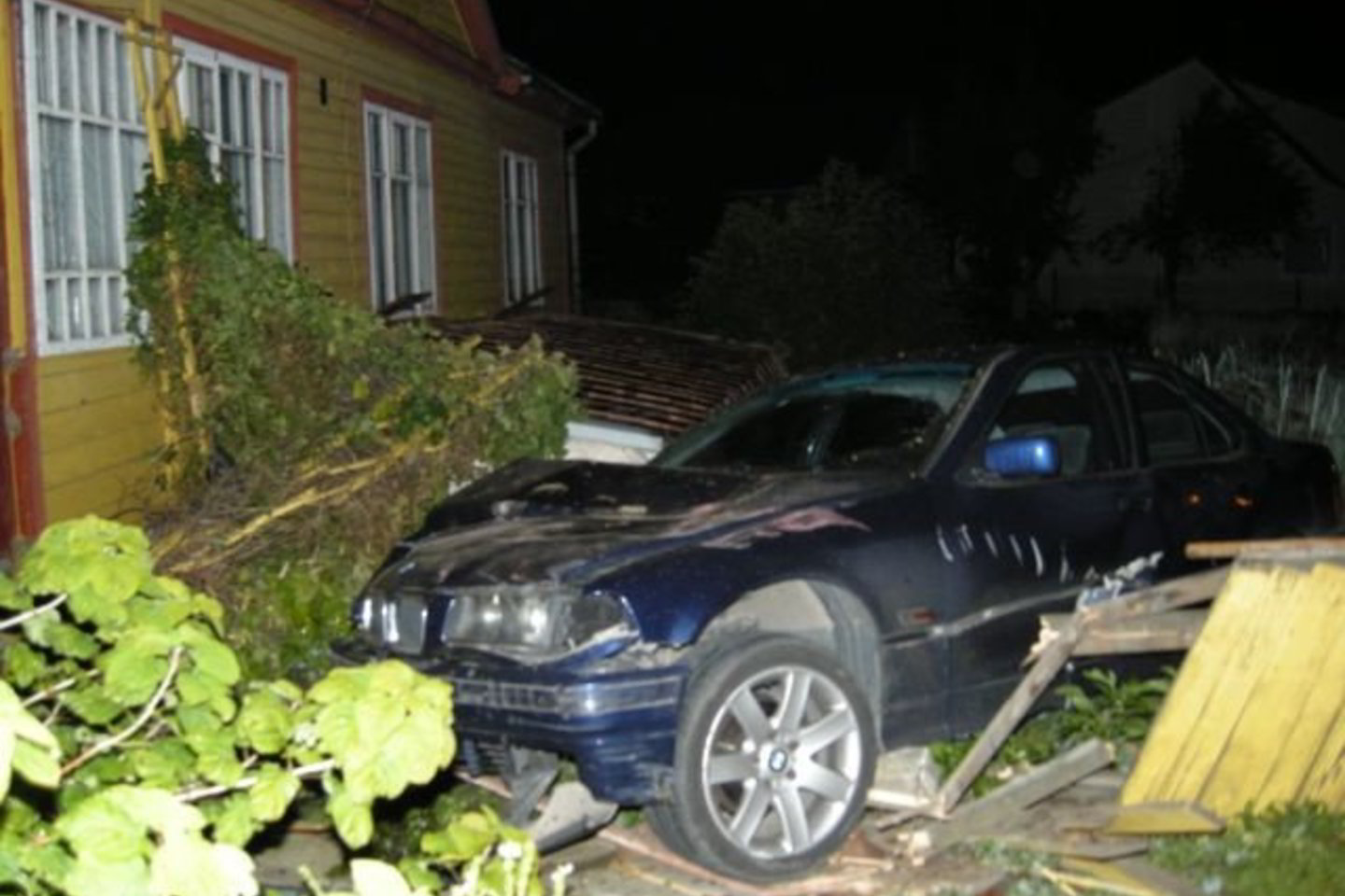 Automobilis apgadino gyvenamąjį namą.